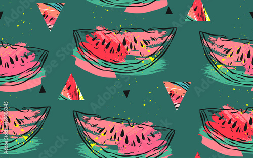 Stoffe zum Nähen Hand gezeichnet Vektor abstrakte Collage Musterdesign mit Wassermelone Motiv, Dreieck Hipster Formen und künstlerischen Freihand Texturen auf grünem Hintergrund isoliert