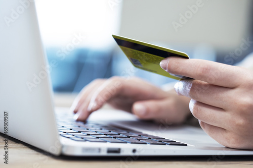 Zdjęcie XXL Ręce za pomocą komputera i posiadania karty kredytowej