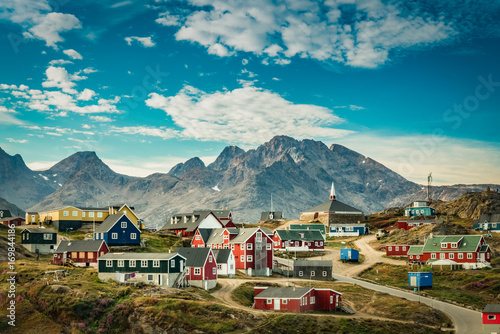 Photo  Small town on east coast of Greenland with colorful houses and mountain backgrou