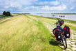 Radeln durch Ostfriesland, Fahrrad mit Gepäck, Emsradweg, Deutschland, 