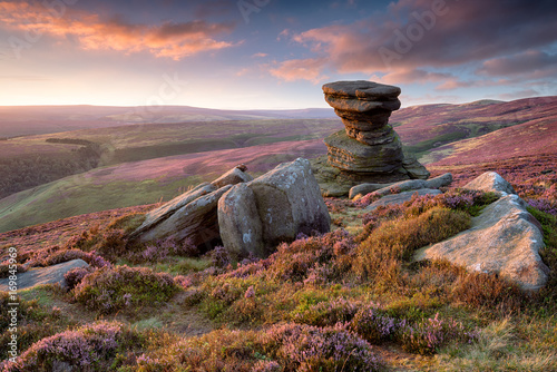 Fotomural The Salt Cellar on Derwent Edge in the Peak District