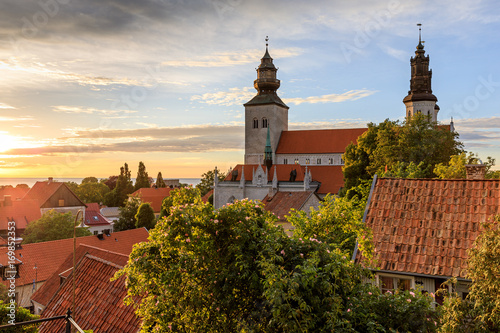 Fotomural Summer sunset over Visby Old Town, Gotland, Sweden