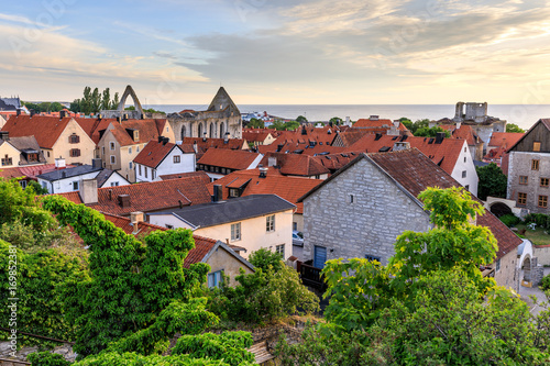 Fotografía  Summer sunset over Visby Old Town, Gotland, Sweden
