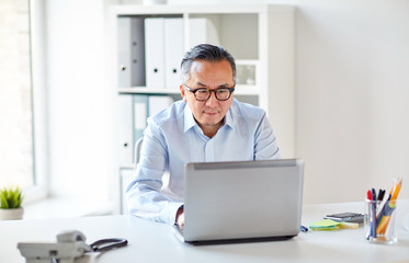 Canvas Print - businessman in eyeglasses with laptop office