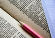 Англо-русский словарь с тетрадью и карандашом на столе крупным планом