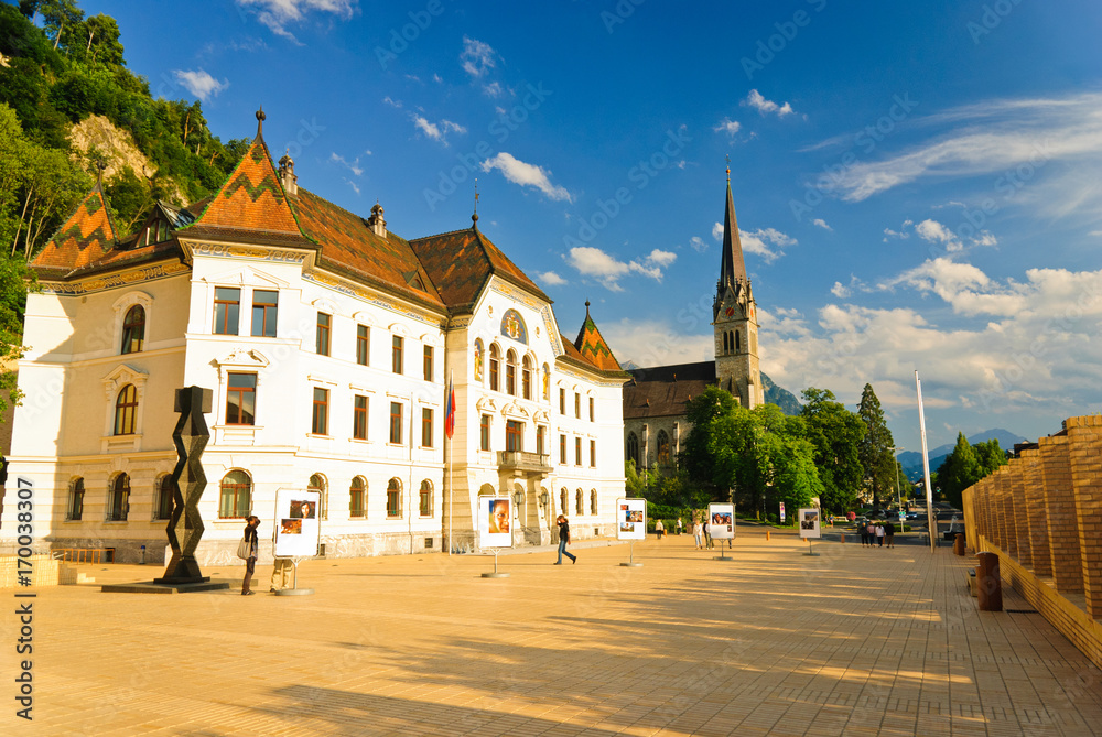 Obraz na płótnie Vaduz, Liechtenstein - main square with promenade and cathedral on a sunny day w salonie