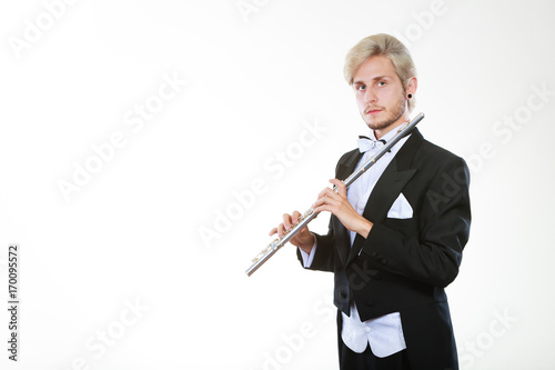 Zdjęcie XXL Mężczyzna flecista noszenia fraka posiada flet