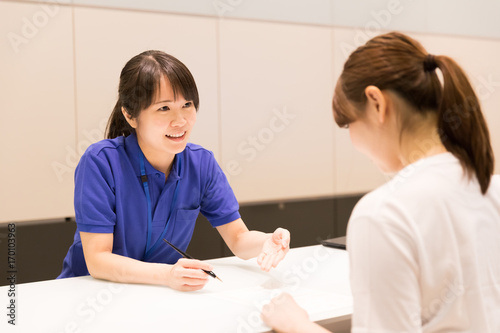 Cuadros en Lienzo attractive asian woman in sports gym