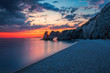 leuchtender Sonnenaufgang an einem Felsstrand am Mittelmeer 