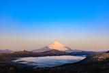 Fototapeta Na ścianę - 箱根 大観山から望む朝焼けの富士山と雲海の芦ノ湖