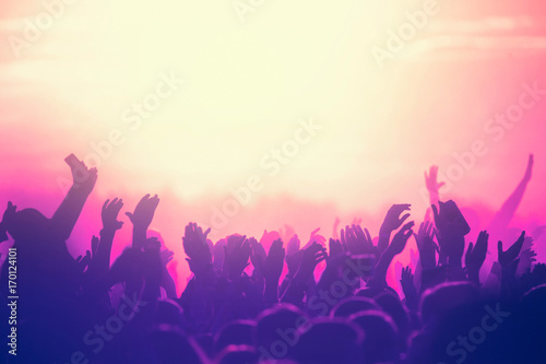 Plakat Wiele rąk podczas nocnego pokazu disco