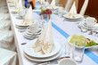 Nakrycie stołu na luksusowym weselu lub innym wydarzeniu.