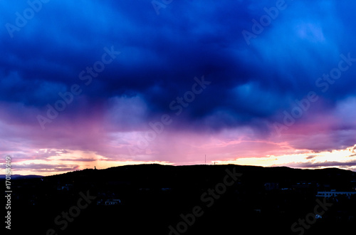 Photo Dramatic sunset over Oslo after rain.