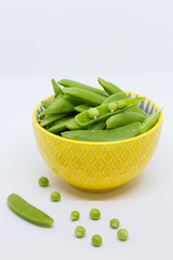 Wall Mural - Green sugar snap peas isolated on white background.