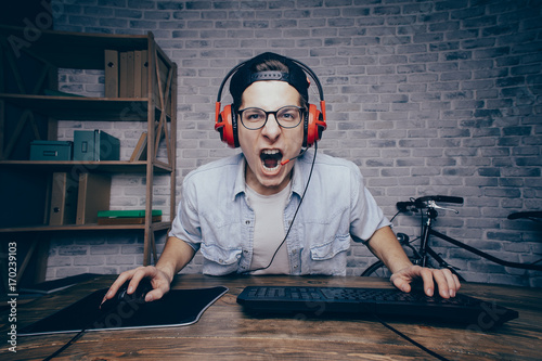 Foto Young man playing game at home and streaming playthrough or walk