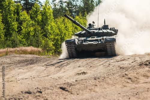 Zdjęcie XXL Główny czołg bojowy będzie prochował na ziemi do ćwiczeń wojskowych
