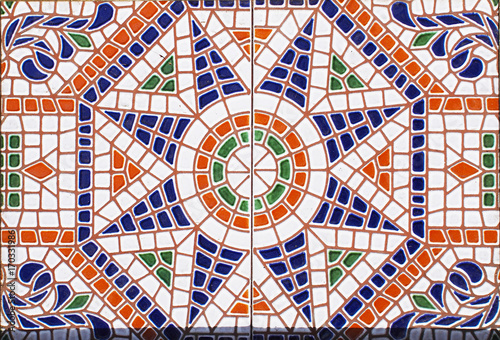szczegol-tradycyjne-plytki-od-fasady-stary-dom-plytki-dekoracyjne-tradycyjne-kafelki-kwiatowy-ornament