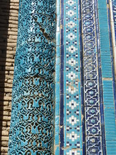 Dettaglio Di Un Muro Di Maioliche Turchesi Dell'arte Islamica A Samarcanda In  Uzbekistan.