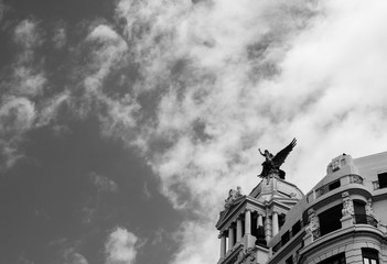 Estatua de ángel en un edificio antiguo en el sur de europa