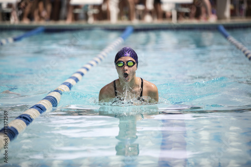 Zdjęcie XXL Młoda żeńska pływaczka podczas pływania spotkania