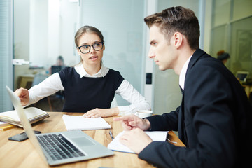 Canvas Print - Confident manager explaining her colleague online data on laptop display