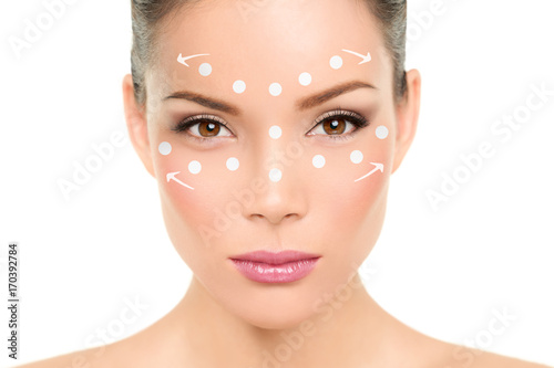 Cuadros en Lienzo Beauty woman putting foundation makeup or face cream lotion