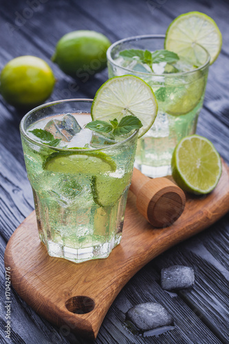 bardzo-zimne-mojito-z-cytryna-i-limetka-na-drewnianej-desce