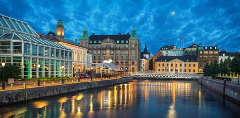 Fototapete - Panoramic view of Malmo skyline from canal in the evening, Sweden