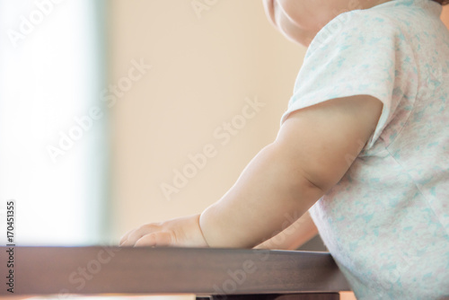 机に手をつく赤ちゃんの手 Stock Photo Adobe Stock 机に手をつく赤ちゃんの手 Stock Photo Adobe Stock