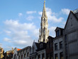 Architektura Belgijska - Wieża ratuszu w Brukseli górująca nad budynkami miejskimi