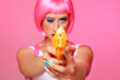 femme avec perruque rose et revolver en plastique  