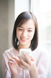 © blanche - スマートフォンを使う女性
