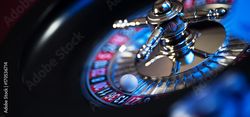 Cuadros en Lienzo Roulette in casino and Poker Chips
