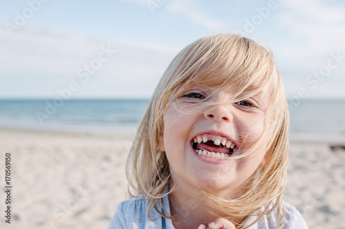 Zdjęcie XXL Blondynki dziecko z brakującym dojnym zębem śmia się out głośnego