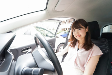 Wall Mural - 車を運転する若い日本人女性