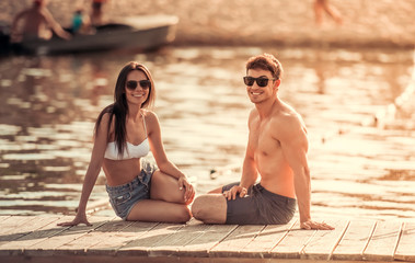 Wall Mural - Couple on the sea