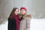 Fototapeta Las - Zwei junge Frauen im Winter im Freien mit Schal und Stirnband