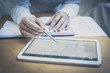 © mmphoto - Buchhaltung am Tablet-PC