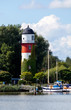 Leuchtturm Brinkamahof mit Anlegestelle und Segelbooten in Bremerhaven, Norddeutschland