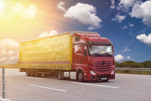 Plakat Ciężarówka do przewozu towarów drogami - logistyka z firmą spedycyjną