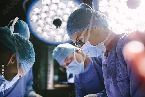 Fotografía Concentrated surgeon performing surgery with her team