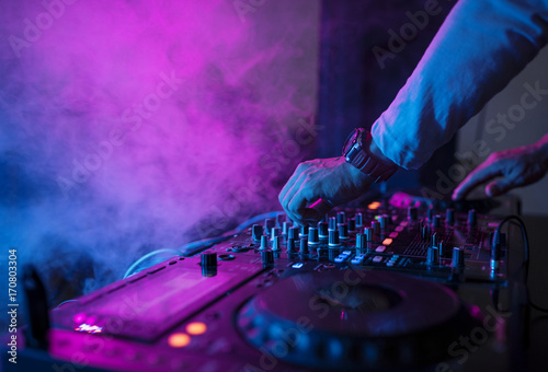 Hand on a sound mixer station Obraz na płótnie