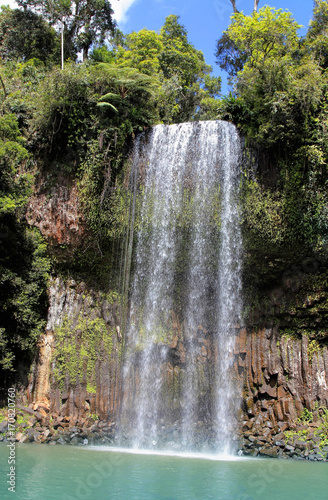millaa-millaa-falls-wodospad-w-australii-uchwycony-w-pogodny-dzien