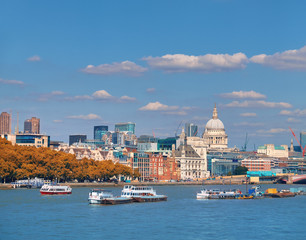 Fototapete - London, St. Paul's cathedral and skyline from the riverside