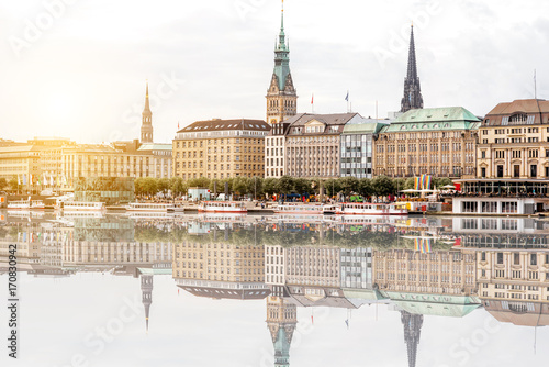 Cuadros en Lienzo Riverside view with city hall and church tower in the old town centre of Hamburg