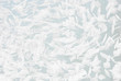 weiße Pinselstriche auf hellem Hintergrund
Abstraktion