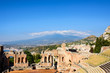 Postkartenansicht des teatro greco mit dem Vulkan Ätna im Hintergrund