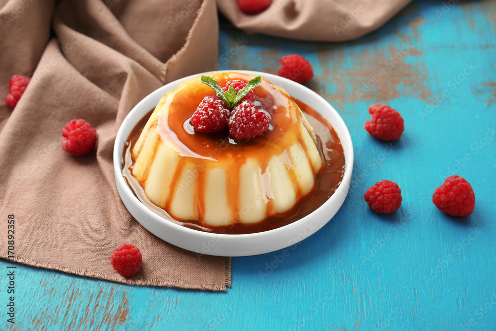 Obraz na płótnie Plate of delicious vanilla pudding with chocolate syrup on table w salonie
