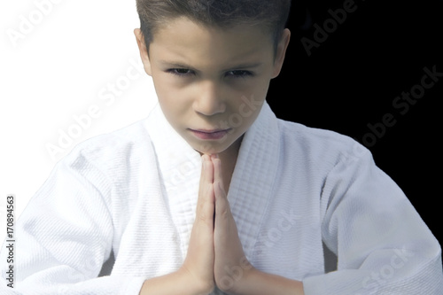 Zdjęcie XXL Portret poważna chłopiec w kimonowym powitaniu jego przeciwnik