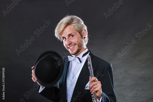 Zdjęcie XXL Elegancko ubrany muzyk trzyma flet
